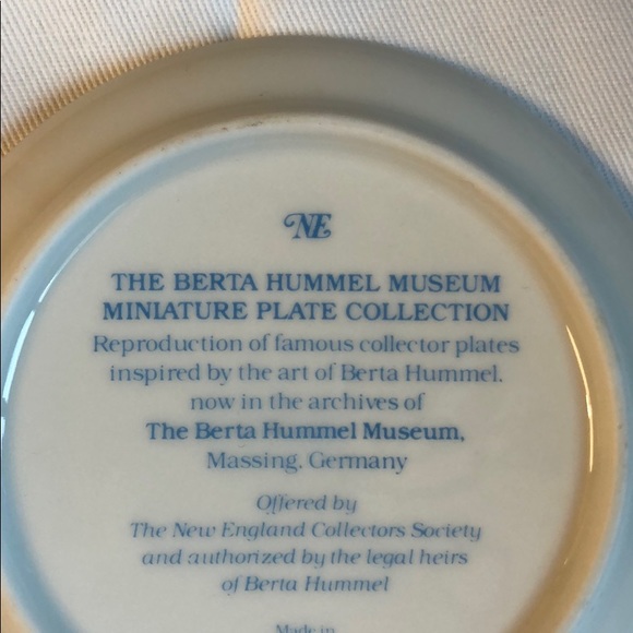 The Berta Hummel Museum Miniature Plate Collection - Picture 5 of 7